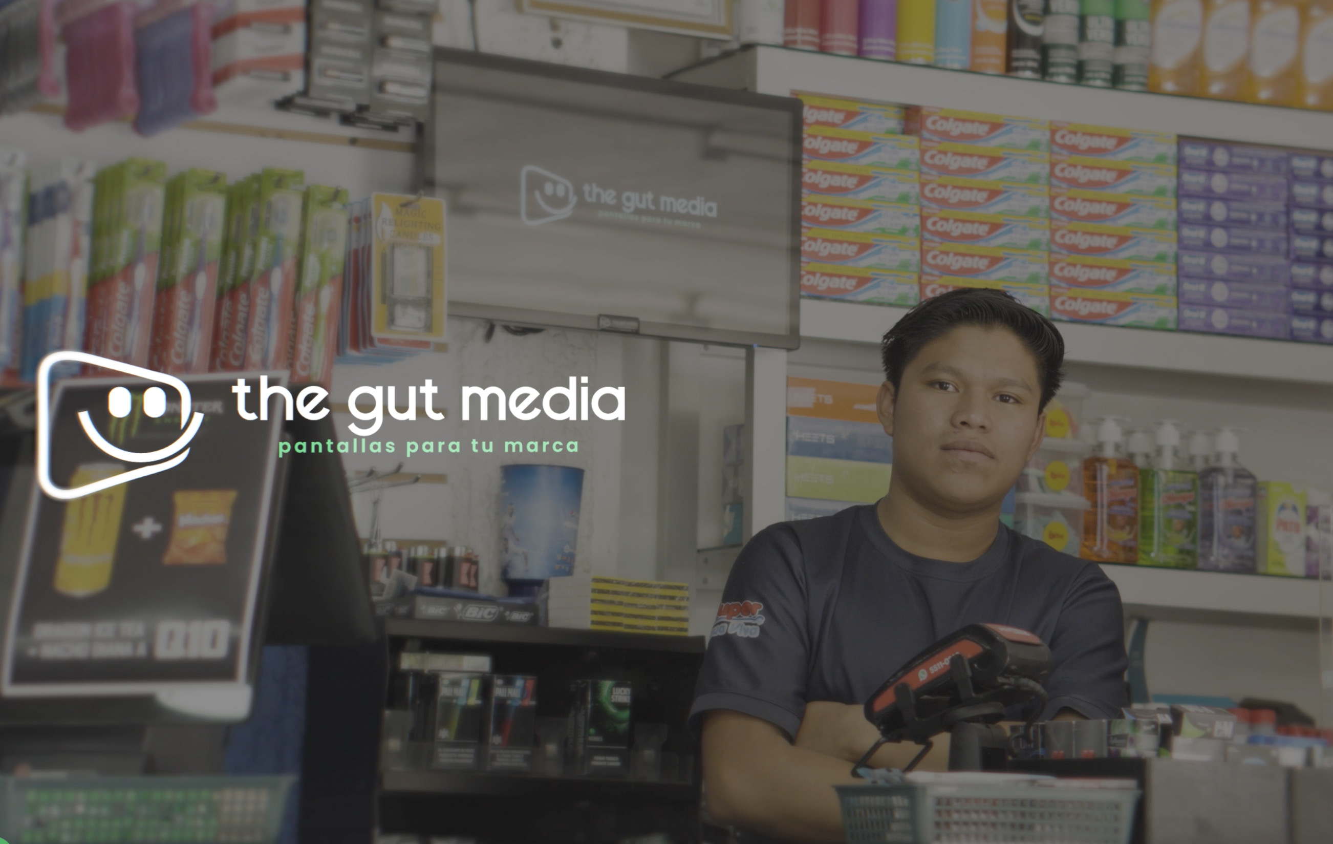 Tienda de barrio en Guatemala con pantalla digital de The Gut Media